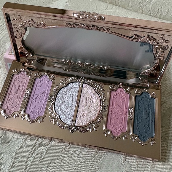 Flower Knows Butterfly Cloud Collar Eyeshadow Palette in Cloud Attire 02 BNIB
